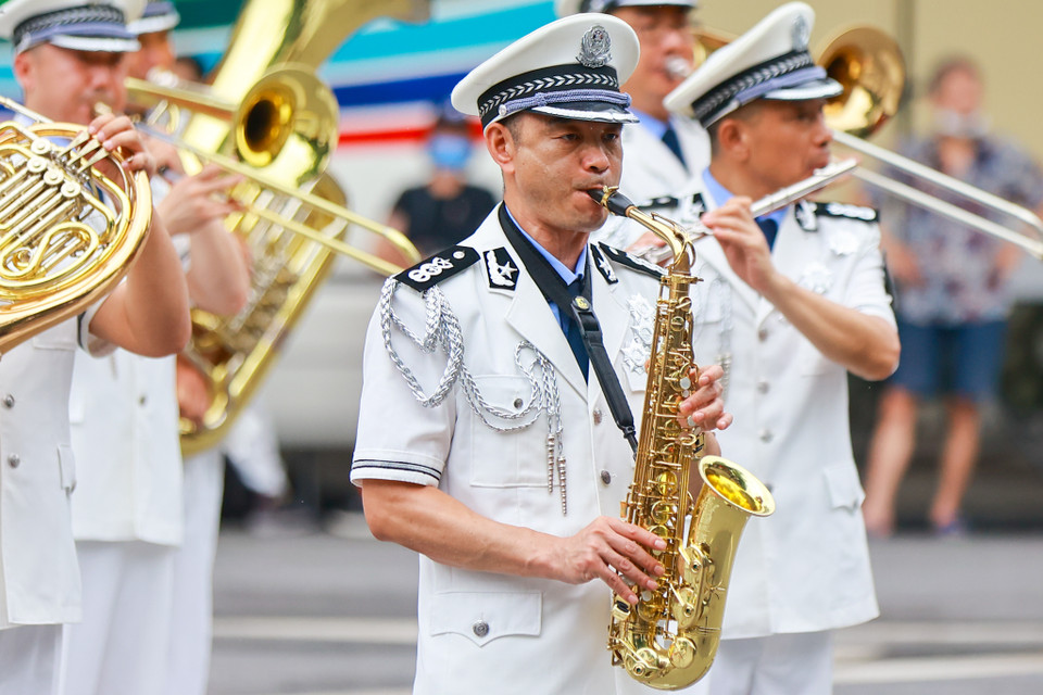 Đoàn nhạc của Cảnh sát Cộng hòa Nhân dân Trung Hoa trình diễn trên phố Đinh Tiên Hoàng. (Ảnh: Minh Sơn/Vietnam+)