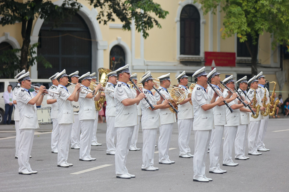 Đoàn nhạc của Cảnh sát Cộng hòa Nhân dân Trung Hoa trình diễn trên phố Đinh Tiên Hoàng. (Ảnh: Minh Sơn/Vietnam+)