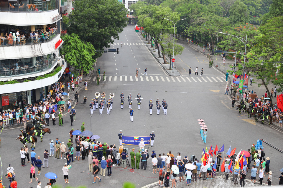Đội kèn cảnh sát các nước sẽ trình diễn lần lượt phối hợp với nhau để phục vụ công chúng trong hai ngày. (Ảnh: Minh Sơn/Vietnam+)