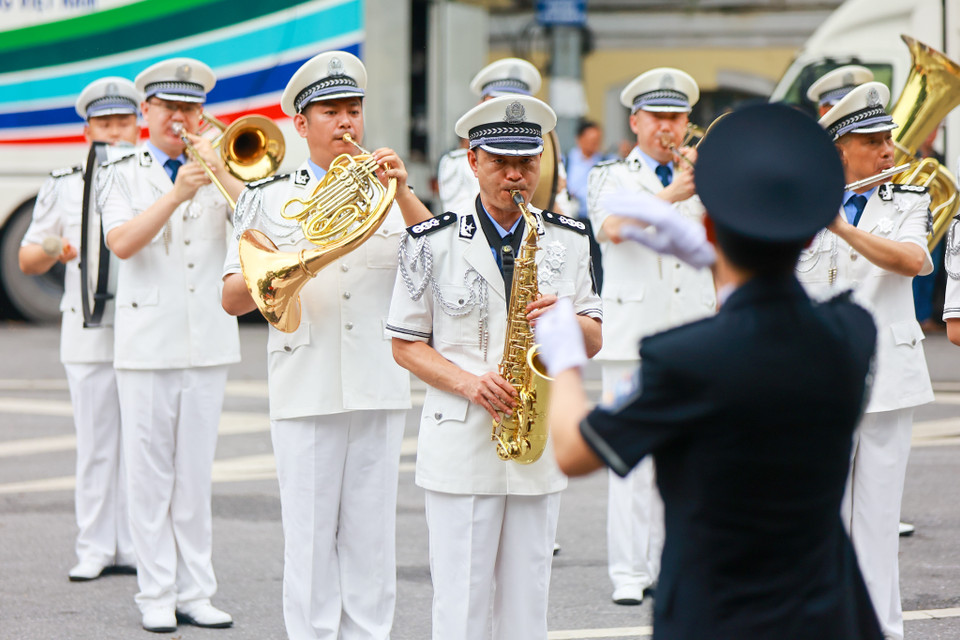 Đoàn nhạc của Cảnh sát Cộng hòa Nhân dân Trung Hoa trình diễn trên phố Đinh Tiên Hoàng. (Ảnh: Minh Sơn/Vietnam+)
