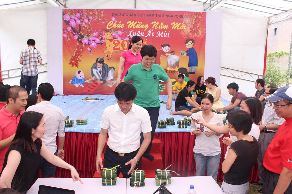 Một số hình ảnh về hoạt động gói bánh chưng tại Đại sứ quán Việt Nam ở Singapore ngày 7/2. (Ảnh: Phân xã Singapore/Vietnam+)