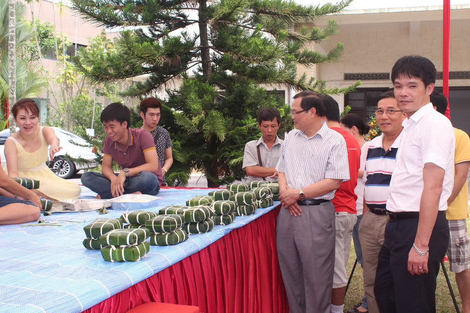 Một số hình ảnh về hoạt động gói bánh chưng tại Đại sứ quán Việt Nam ở Singapore ngày 7/2. (Ảnh: Phân xã Singapore/Vietnam+)