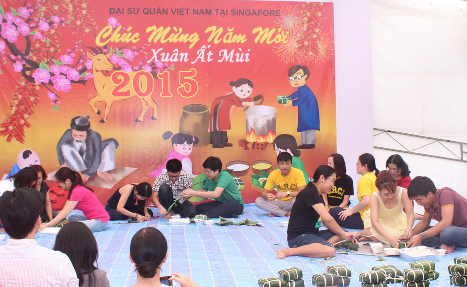 Một số hình ảnh về hoạt động gói bánh chưng tại Đại sứ quán Việt Nam ở Singapore ngày 7/2. (Ảnh: Phân xã Singapore/Vietnam+)