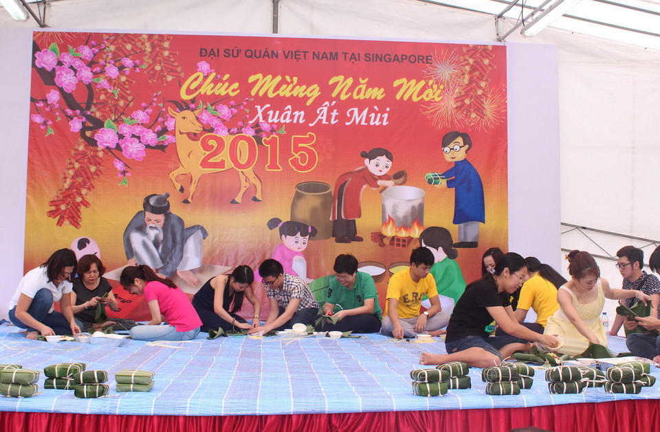 Một số hình ảnh về hoạt động gói bánh chưng tại Đại sứ quán Việt Nam ở Singapore ngày 7/2. (Ảnh: Phân xã Singapore/Vietnam+)