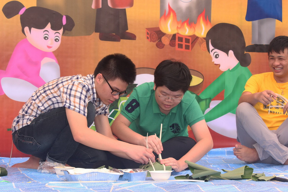 Một số hình ảnh về hoạt động gói bánh chưng tại Đại sứ quán Việt Nam ở Singapore ngày 7/2. (Ảnh: Phân xã Singapore/Vietnam+)