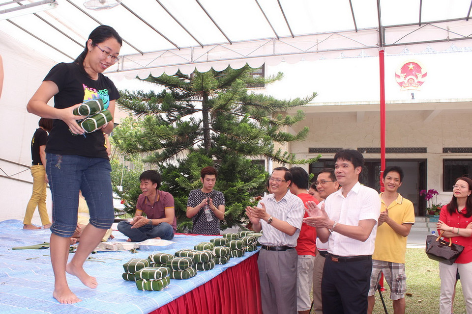Một số hình ảnh về hoạt động gói bánh chưng tại Đại sứ quán Việt Nam ở Singapore ngày 7/2. (Ảnh: Phân xã Singapore/Vietnam+)