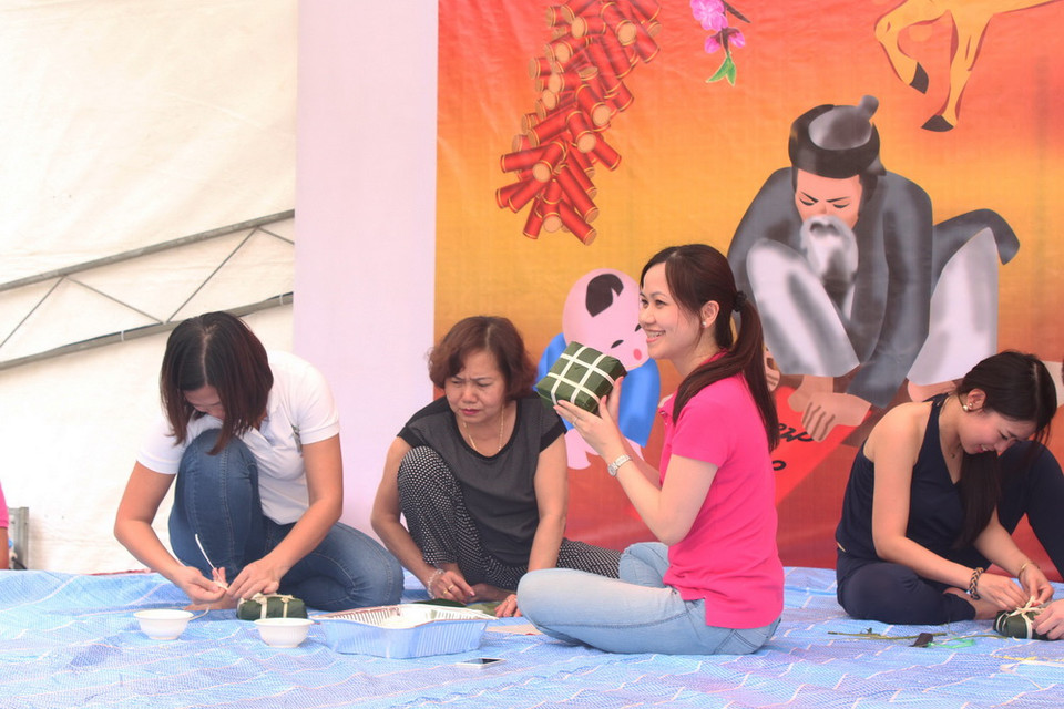 Một số hình ảnh về hoạt động gói bánh chưng tại Đại sứ quán Việt Nam ở Singapore ngày 7/2. (Ảnh: Phân xã Singapore/Vietnam+)