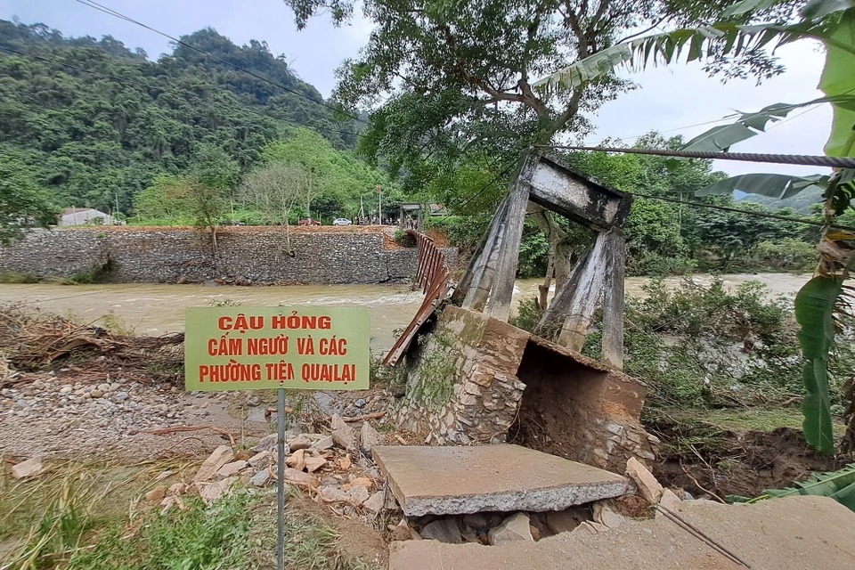 Trận mưa lớn vừa qua đã cuốn trôi cây cầu treo độc đạo vào thôn Lũng Cáng và một phần thôn Lũng Buông (xã Thuận Hòa, huyện Vị Xuyên, tỉnh Hà Giang). (Ảnh: Đức Thọ/TTXVN)