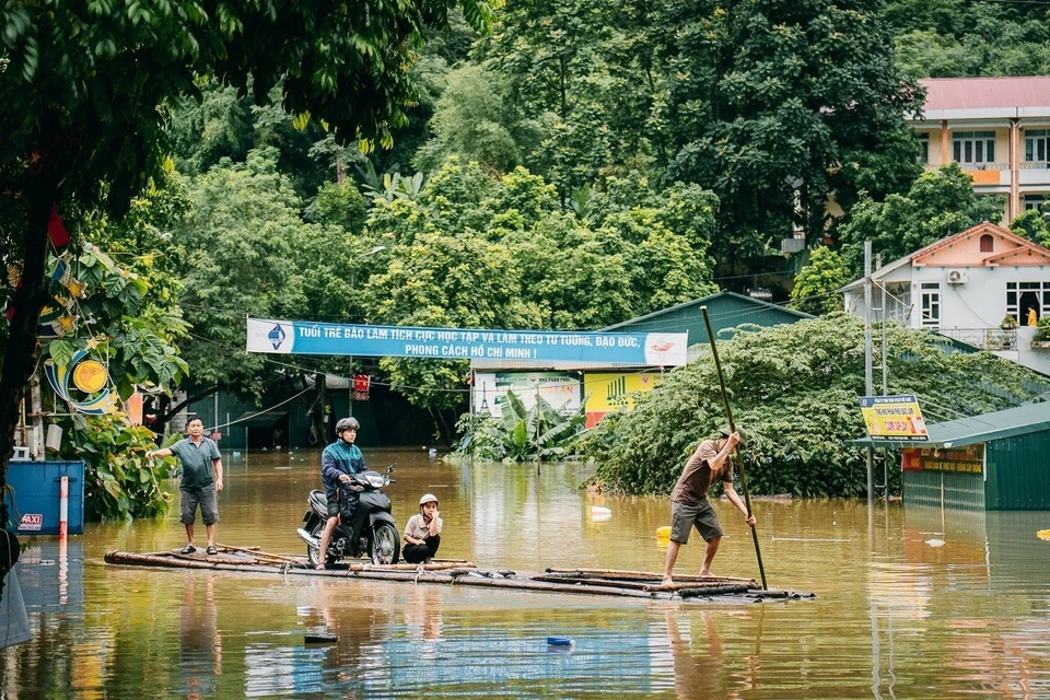 Mưa lớn khiến một số tuyến đường thuộc thị trấn Pác Mjầu, huyện Bảo Lâm bị ngập sâu. (Ảnh: Bảo Chung/TTXVN phát)