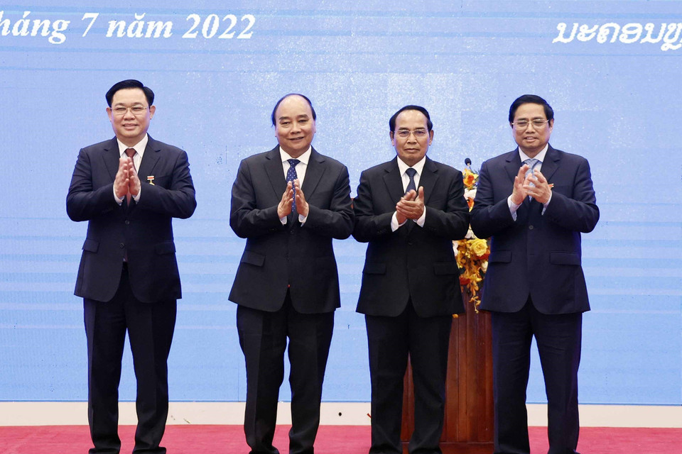 Chủ tịch nước Nguyễn Xuân Phúc chứng kiến lễ trao tặng Huân chương Vàng Quốc gia do ông Bounthong Chitmany, Ủy viên Bộ Chính trị, Thường trực Ban Bí thư Trung ương Đảng Nhân dân cách mạng Lào, Phó Chủ tịch nước Cộng hòa dân chủ Nhân dân Lào cho ông Phạm Minh Chính, Uỷ viên Bộ Chính trị, Thủ tướng Chính phủ và ông Vương Đình Huệ, Uỷ viên Bộ Chính trị, Chủ tịch Quốc hội. (Ảnh: Thống Nhất/TTXVN)