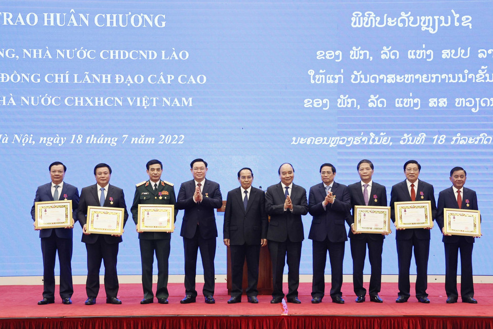 Chủ tịch nước Nguyễn Xuân Phúc, Thủ tướng Phạm Minh Chính, Chủ tịch Quốc hội Vương Đình Huệ, ông Bounthong Chitmany - Ủy viên Bộ Chính trị, Thường trực Ban Bí thư Trung ương Đảng Nhân dân cách mạng Lào, Phó Chủ tịch nước Cộng hòa dân chủ Nhân dân Lào và các lãnh đạo Đảng Nhà nước Việt Nam nhận Huân chương Tự do Hạng Nhất (ISALA) của Nước Cộng hòa Dân chủ Nhân dân Lào. (Ảnh: Thống Nhất/TTXVN)