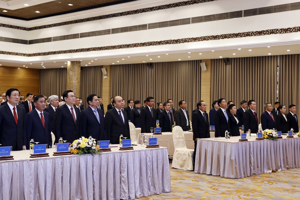 Chủ tịch nước Nguyễn Xuân Phúc, Thủ tướng Chính phủ Phạm Minh Chính, Chủ tịch Quốc hội Vương Đình Huệ cùng các lãnh đạo Đảng, Nhà nước Việt Nam và Lào tại buổi lễ. (Ảnh: Thống Nhất/TTXVN)