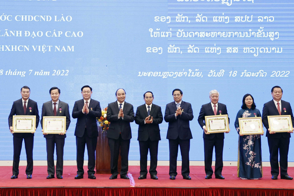 Chủ tịch nước Nguyễn Xuân Phúc, Thủ tướng Phạm Minh Chính, Chủ tịch Quốc hội Vương Đình Huệ, ông Bounthong Chitmany - Ủy viên Bộ Chính trị, Thường trực Ban Bí thư Trung ương Đảng Nhân dân cách mạng Lào, Phó Chủ tịch nước Cộng hòa dân chủ Nhân dân Lào và các đồng chí lãnh đạo Đảng Nhà nước Việt Nam nhận Huân chương Tự do Hạng Nhất (ISALA) của Nước Cộng hòa Dân chủ Nhân dân Lào. (Ảnh: Thống Nhất/TTXVN)