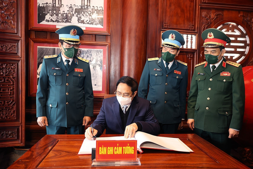 Thủ tướng Phạm Minh Chính viết lưu bút tại Nhà tưởng niệm Chủ tịch Hồ Chí Minh. (Ảnh: Dương Giang/TTXVN)