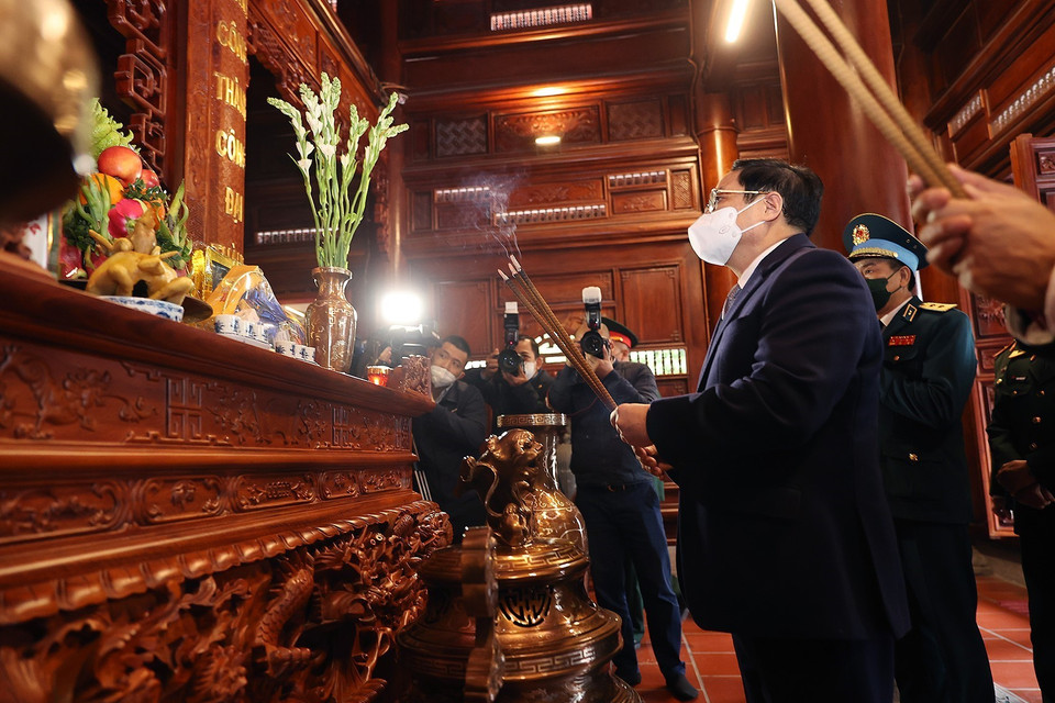 Thủ tướng Phạm Minh Chính dâng hương tại Nhà tưởng niệm Chủ tịch Hồ Chí Minh. (Ảnh: Dương Giang/TTXVN)