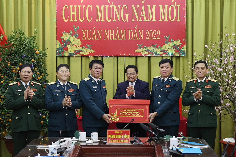 Thủ tướng chúc Tết cán bộ, chiến sỹ Quân chủng Phòng không-Không quân, sáng 30/1/2022. (Ảnh: Dương Giang/TTXVN)