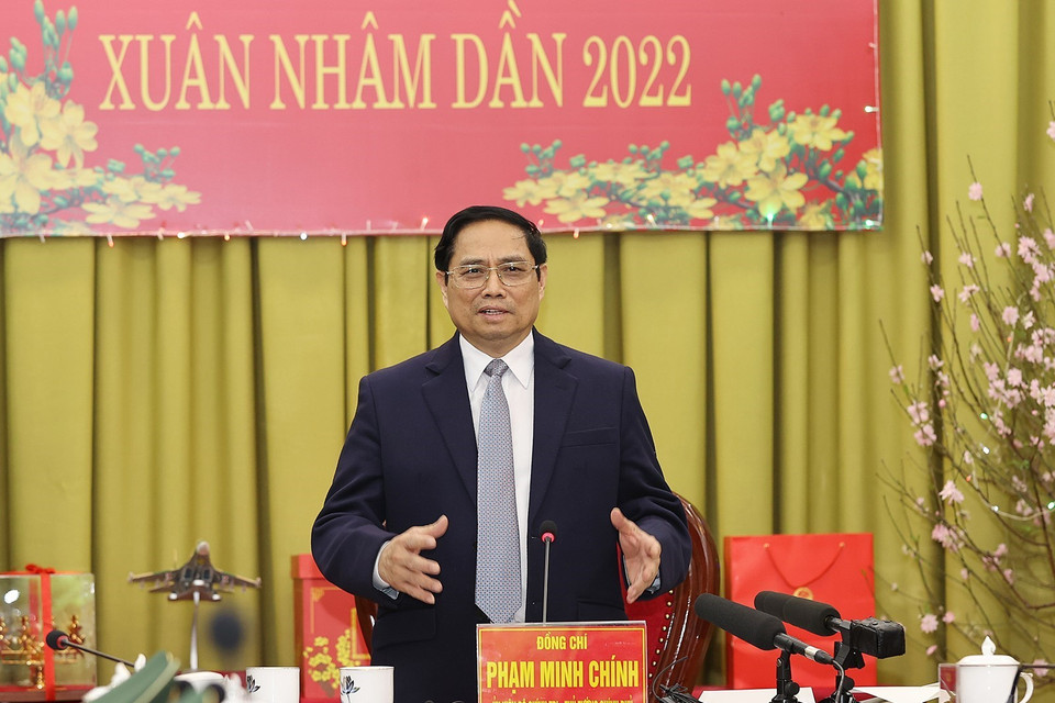 Thủ tướng Phạm Minh Chính chúc Tết cán bộ, chiến sỹ Quân chủng Phòng không-Không quân. (Ảnh: Dương Giang/TTXVN)