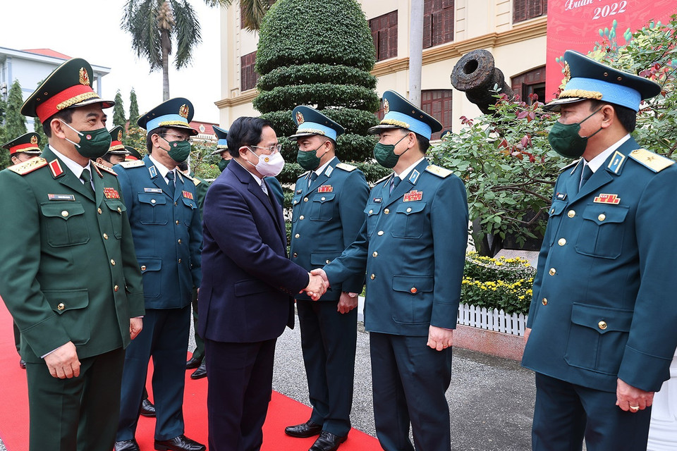 Thủ tướng Phạm Minh Chính đến thăm cán bộ, chiến sỹ Quân chủng Phòng không-Không quân, sáng 30/1/2022. (Ảnh: Dương Giang/TTXVN)