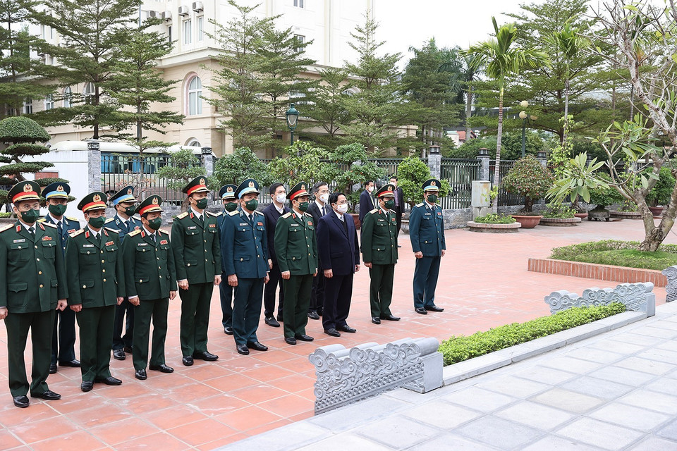 Thủ tướng Phạm Minh Chính dâng hương tại Nhà tưởng niệm Chủ tịch Hồ Chí Minh. (Ảnh: Dương Giang/TTXVN)