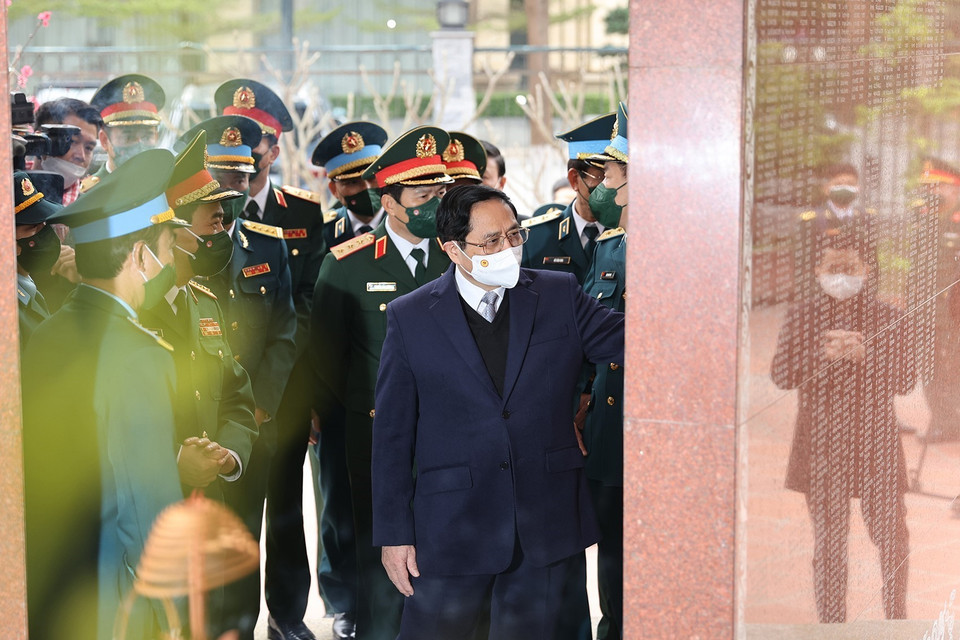 Thủ tướng Phạm Minh Chính dâng hương tưởng niệm tại nhà bia tưởng niệm các Anh hùng liệt sỹ. (Ảnh: Dương Giang/TTXVN)