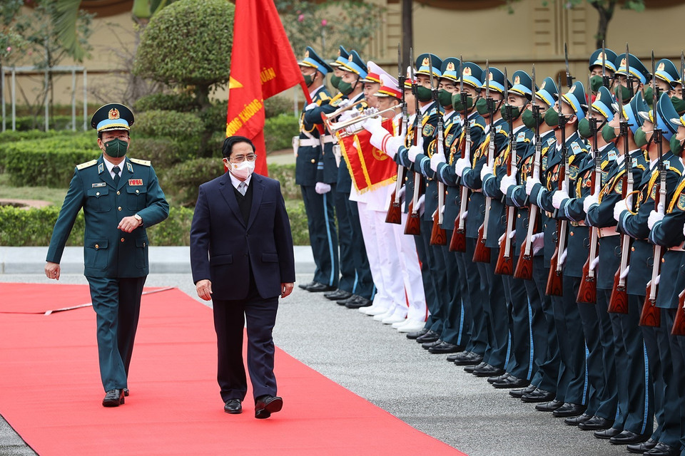 Thủ tướng Phạm Minh Chính đến thăm, chúc Tết và kiểm tra công tác ứng trực sẵn sàng chiến đấu của Quân chủng Phòng không-Không quân. (Ảnh: Dương Giang/TTXVN)