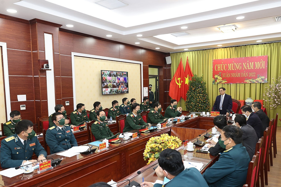 Thủ tướng chúc Tết cán bộ, chiến sỹ Quân chủng Phòng không-Không quân. (Ảnh: Dương Giang/TTXVN)