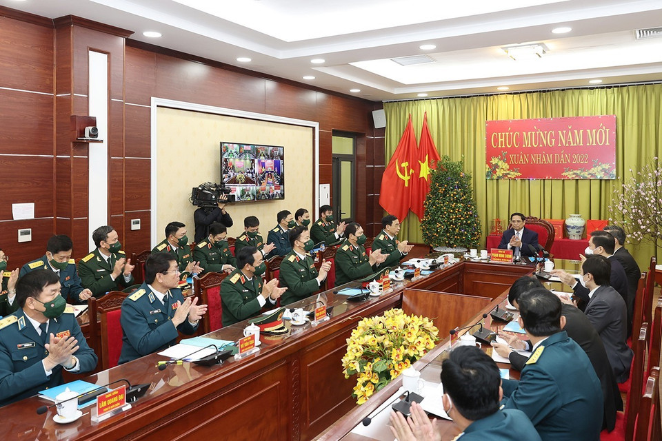 Thủ tướng đến thăm cán bộ, chiến sỹ Quân chủng Phòng không-Không quân nhân dịp Xuân Nhâm Dần 2022. (Ảnh: Dương Giang/TTXVN)