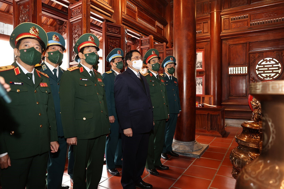 Thủ tướng Phạm Minh Chính dâng hương tại Nhà tưởng niệm Chủ tịch Hồ Chí Minh. (Ảnh: Dương Giang/TTXVN)