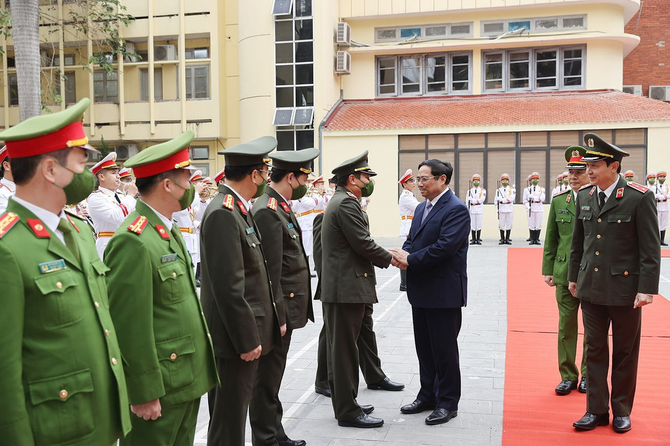 Thủ tướng Phạm Minh Chính đến thăm cán bộ, chiến sỹ Cục C05 và C07 nhân dịp Xuân Nhâm Dần, chiều 30/1/2022. (Ảnh: Dương Giang/TTXVN)