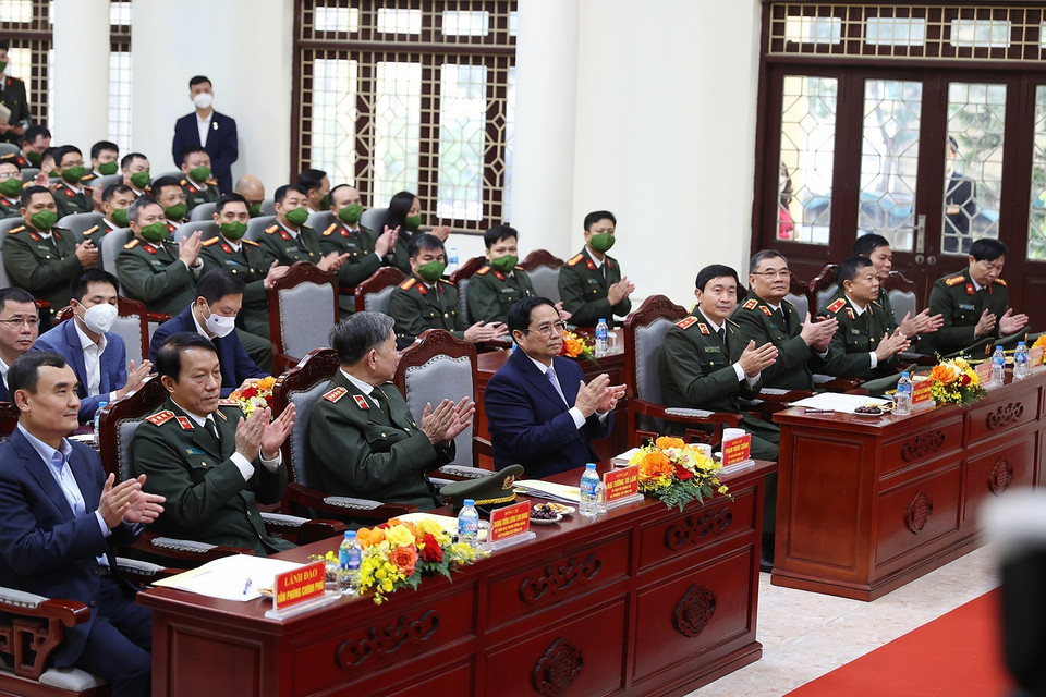 Thủ tướng Phạm Minh Chính đến thăm cán bộ, chiến sỹ Cục C05 và C07. (Ảnh: Dương Giang/TTXVN)