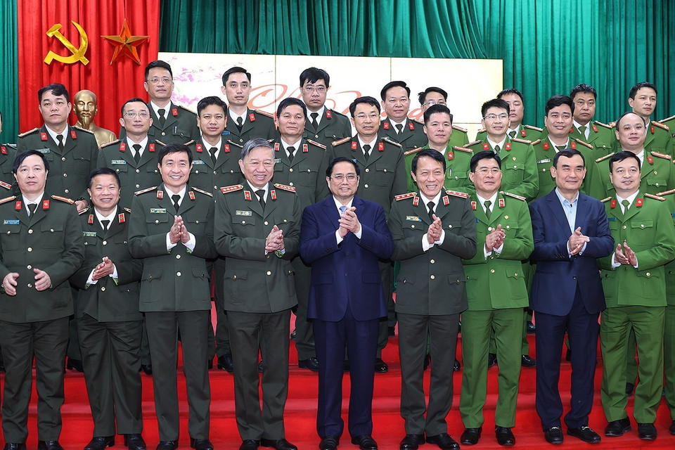 Thủ tướng Phạm Minh Chính đến thăm và chúc Tết cán bộ, chiến sỹ Cục C05 và C07. (Ảnh: Dương Giang/TTXVN)