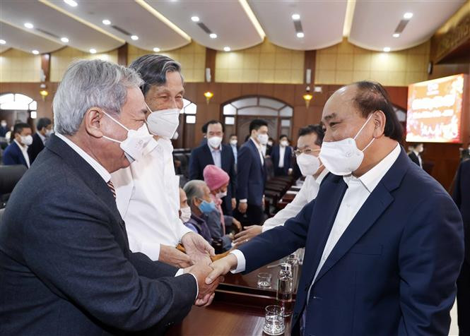 Chủ tịch nước Nguyễn Xuân Phúc gặp gỡ các đại biểu tham dự chương trình. (Ảnh: Thống Nhất/TTXVN)