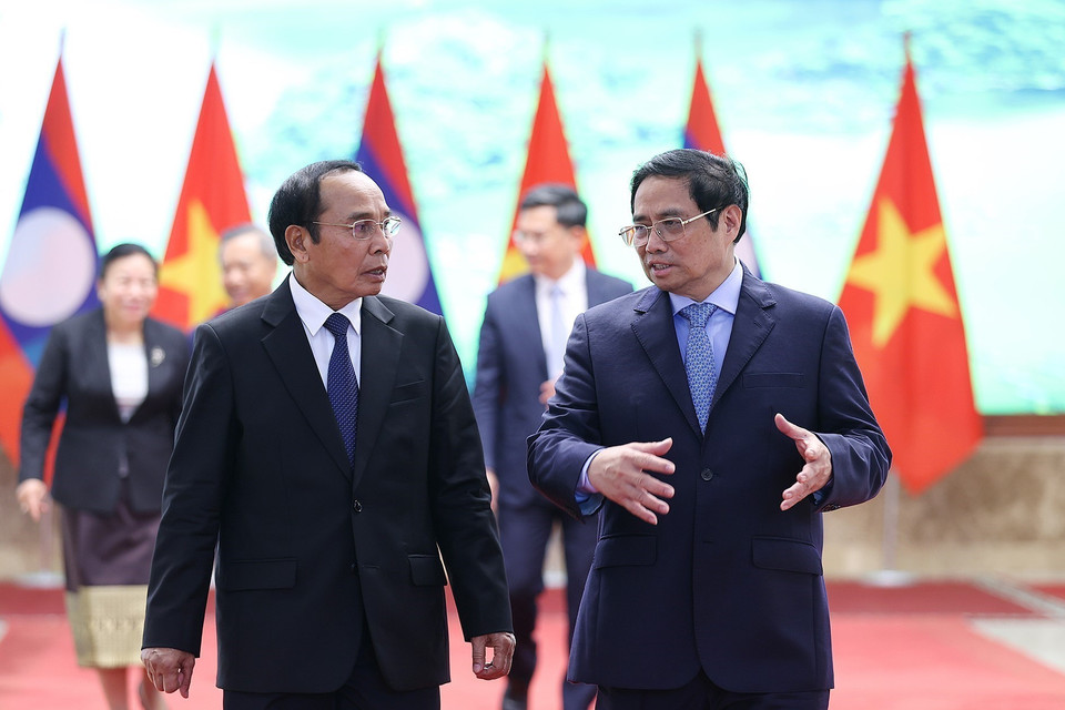 Thủ tướng Phạm Minh Chính với Thường trực Ban Bí thư, Phó Chủ tịch nước Lào Bounthong Chitmany. (Ảnh: Dương Giang/TTXVN)