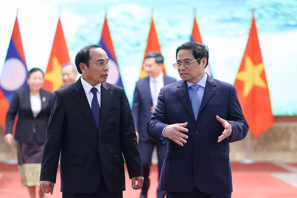 Thủ tướng Phạm Minh Chính với Thường trực Ban Bí thư, Phó Chủ tịch nước Lào Bounthong Chitmany. (Ảnh: Dương Giang/TTXVN)