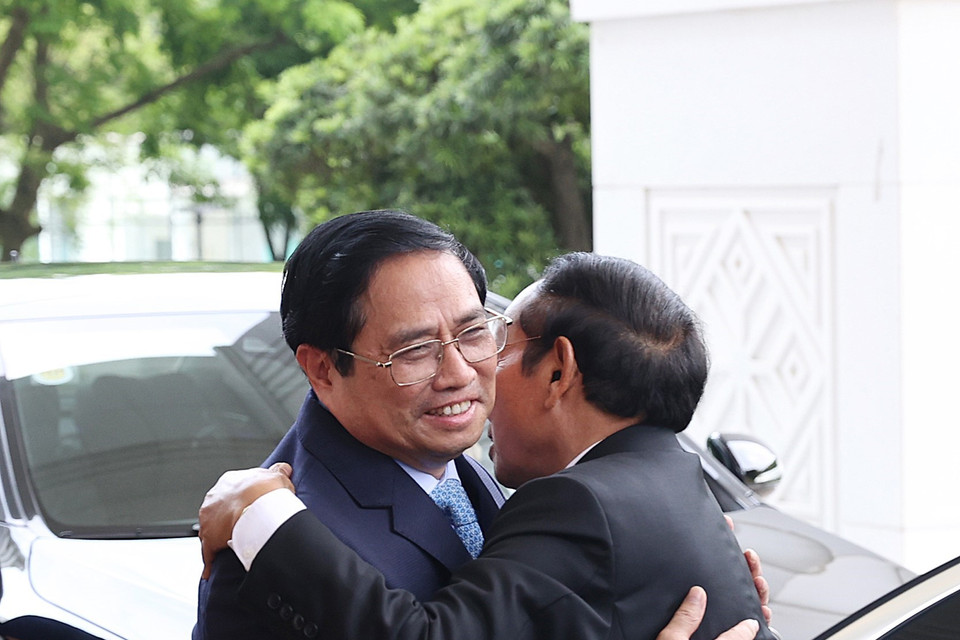 Thủ tướng Phạm Minh Chính với Thường trực Ban Bí thư, Phó Chủ tịch nước Lào Bounthong Chitmany. (Ảnh: Dương Giang/TTXVN)