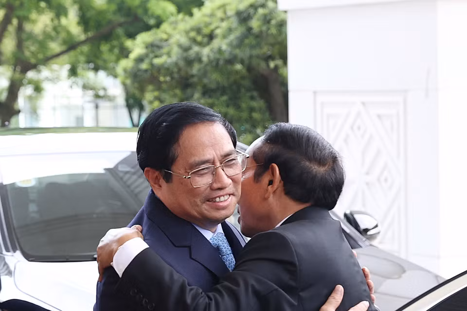 Thủ tướng Phạm Minh Chính với Thường trực Ban Bí thư, Phó Chủ tịch nước Lào Bounthong Chitmany. (Ảnh: Dương Giang/TTXVN)