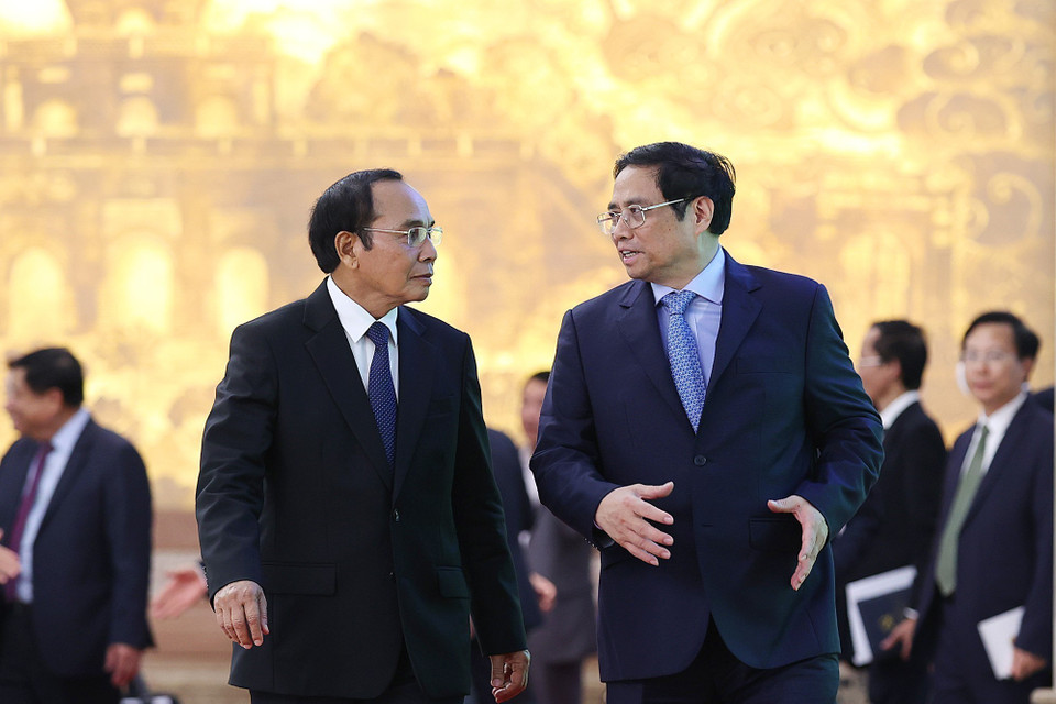 Thủ tướng Phạm Minh Chính với Thường trực Ban Bí thư, Phó Chủ tịch nước Lào Bounthong Chitmany. (Ảnh: Dương Giang/TTXVN)