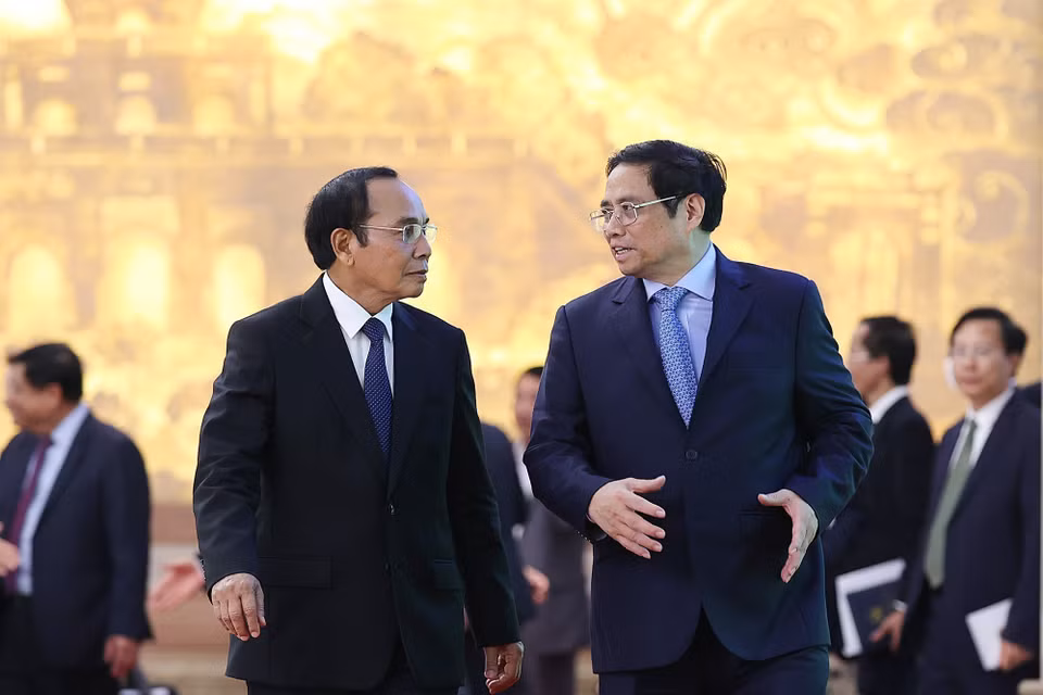 Thủ tướng Phạm Minh Chính với Thường trực Ban Bí thư, Phó Chủ tịch nước Lào Bounthong Chitmany. (Ảnh: Dương Giang/TTXVN)