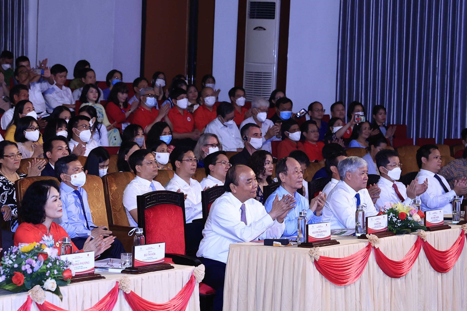 Chủ tịch nước Nguyễn Xuân Phúc và các đại biểu dự chương trình Lễ phát động Tháng Nhân đạo năm 2022. (Ảnh: Thống Nhất/TTXVN)