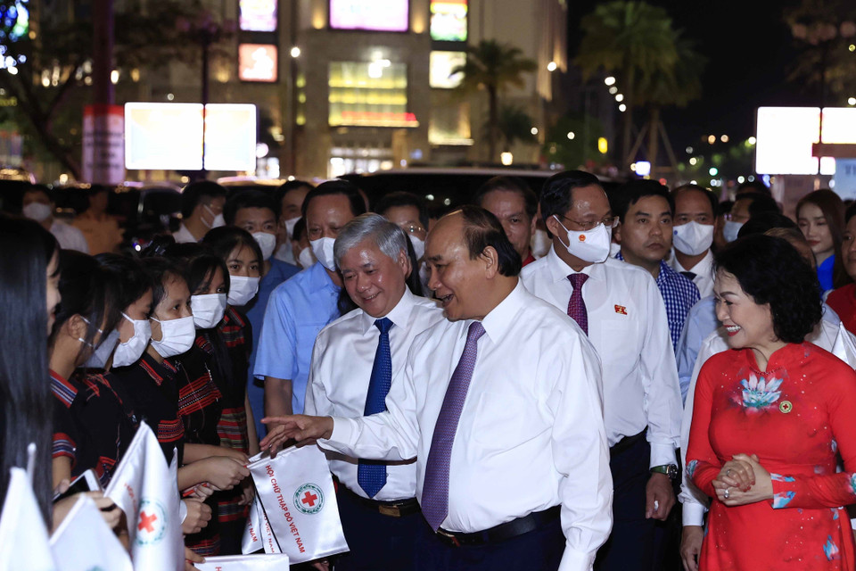 Chủ tịch nước Nguyễn Xuân Phúc dự Lễ phát động tháng nhân đạo năm 2022, tại Thừa Thiên-Huế tối 28/4/2022. (Ảnh: Thống Nhất/TTXVN)