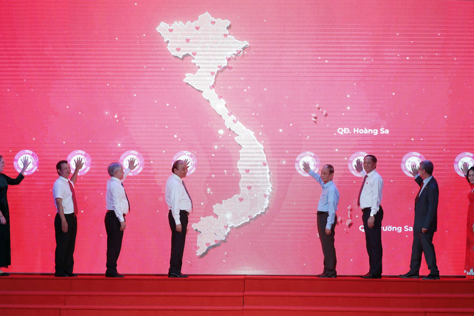 Chủ tịch nước Nguyễn Xuân Phúc cùng các đại biểu phát động Tháng Nhân đạo năm 2022. (Ảnh: Thống Nhất/TTXVN)