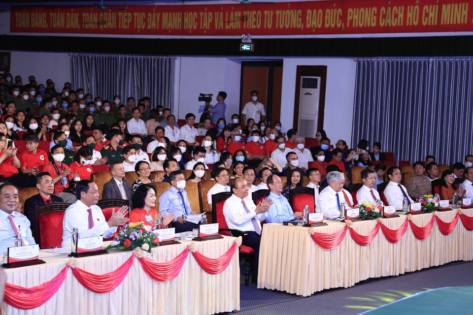 Chủ tịch nước Nguyễn Xuân Phúc và các đại biểu dự chương trình. (Ảnh: Thống Nhất/TTXVN)