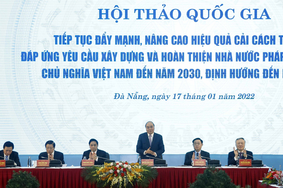 Chủ tịch nước Nguyễn Xuân Phúc cùng các lãnh đạo Đảng và Nhà nước chủ trì hội thảo. (Ảnh: Thống Nhất/TTXVN)