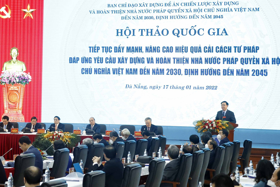 Tham dự hội thảo còn có các Ủy viên Bộ Chính trị, Bí thư Trung ương Đảng, cùng các lãnh đạo Đảng, Nhà nước, các nhà khoa học hàng đầu trong lĩnh vực nhà nước và pháp luật. (Ảnh: Thống Nhất/TTXVN)