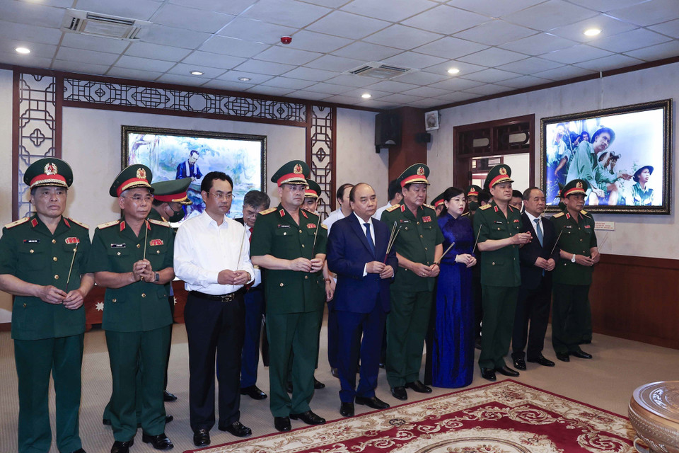 Chủ tịch nước Nguyễn Xuân Phúc dâng hương tưởng niệm Chủ tịch Hồ Chí Minh tại Bộ Tư lệnh Quân khu 1. (Ảnh: Thống Nhất/TTXVN)