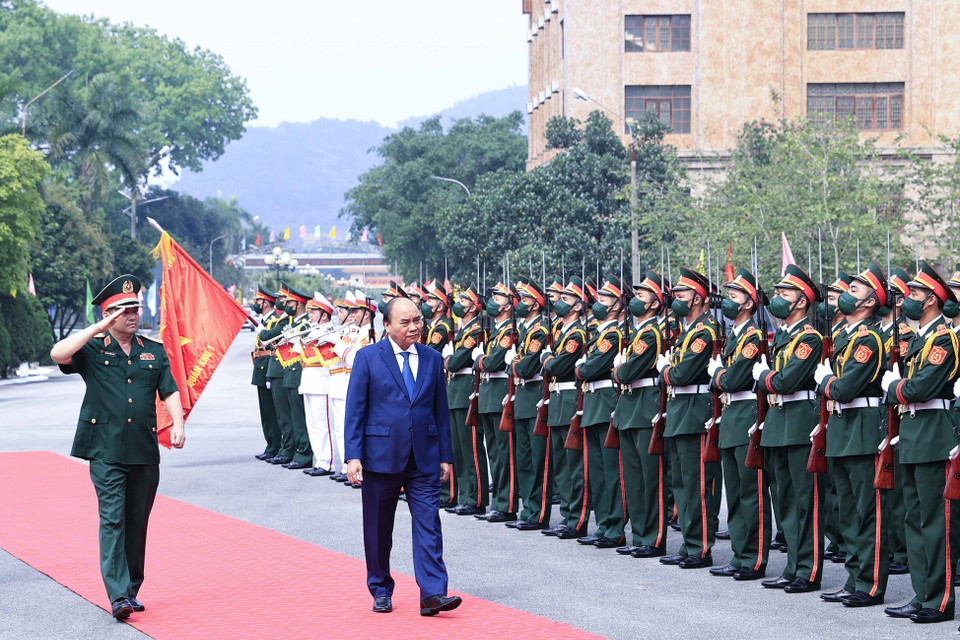 Chủ tịch nước duyệt đội danh dự. (Ảnh: Thống Nhất/TTXVN)