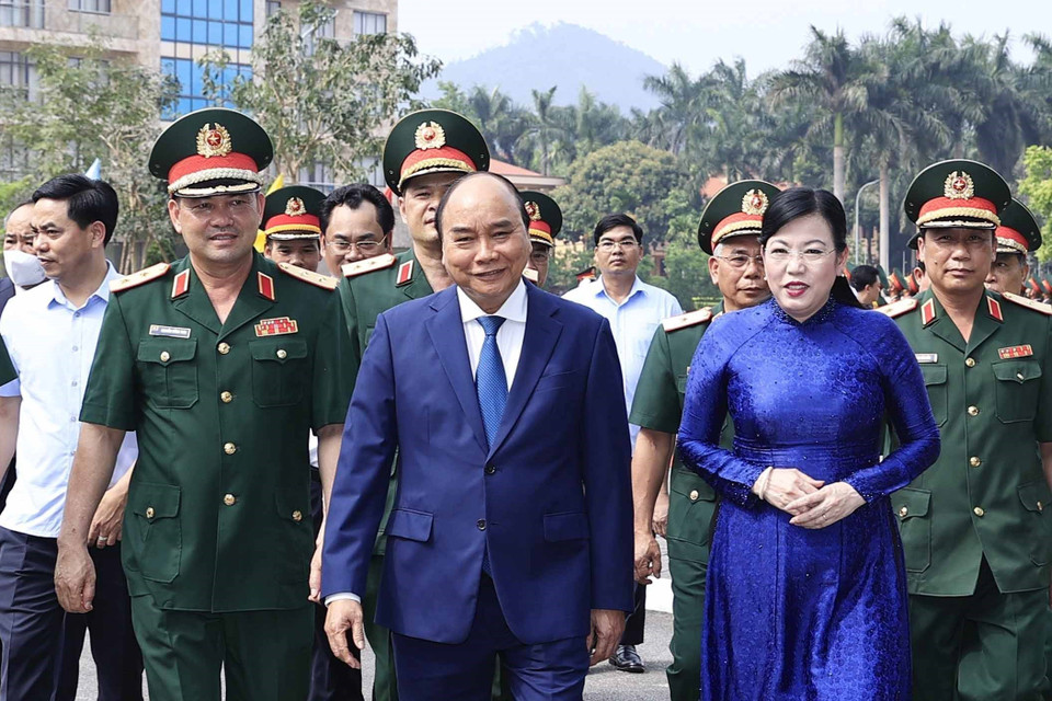 Chủ tịch nước Nguyễn Xuân Phúc - Chủ tịch Hội đồng Quốc phòng và An ninh, Thống lĩnh các lực lượng vũ trang nhân dân đến thăm và làm việc tại Bộ Tư lệnh Quân khu 1. (Ảnh: Thống Nhất/TTXVN)