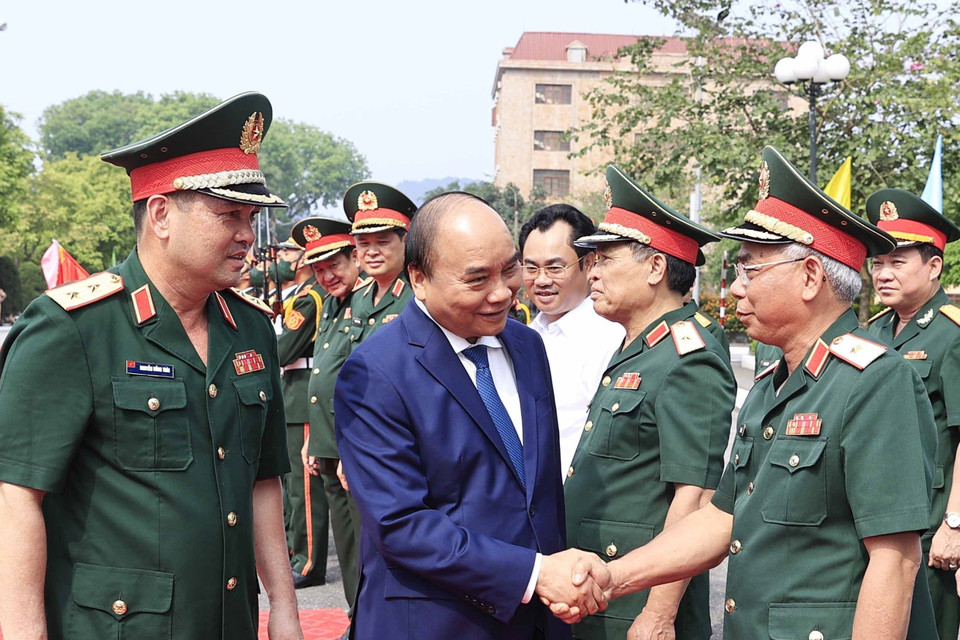 Chủ tịch nước Nguyễn Xuân Phúc với lãnh đạo, sỹ quan chỉ huy Bộ Tư lệnh Quân khu 1. (Ảnh: Thống Nhất/TTXVN)