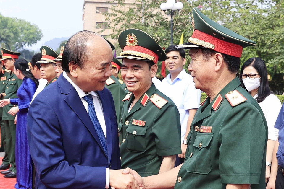 Chủ tịch nước Nguyễn Xuân Phúc đến thăm và làm việc tại Bộ Tư lệnh Quân khu 1, tại tỉnh Thái Nguyên, chiều 25/4/2022. (Ảnh: Thống Nhất/TTXVN)