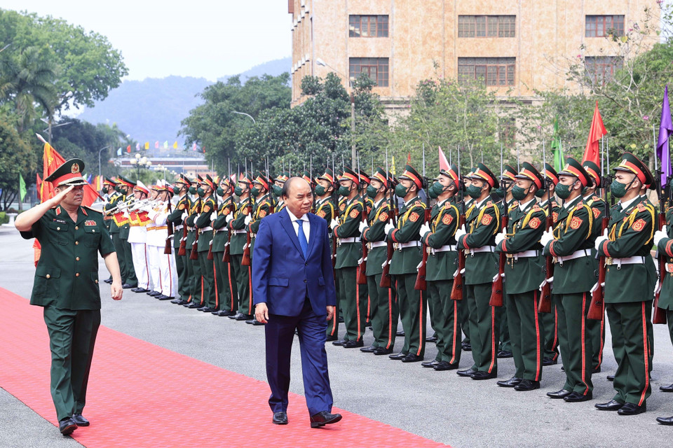 Chủ tịch nước Nguyễn Xuân Phúc duyệt đội danh dự. (Ảnh: Thống Nhất/TTXVN)